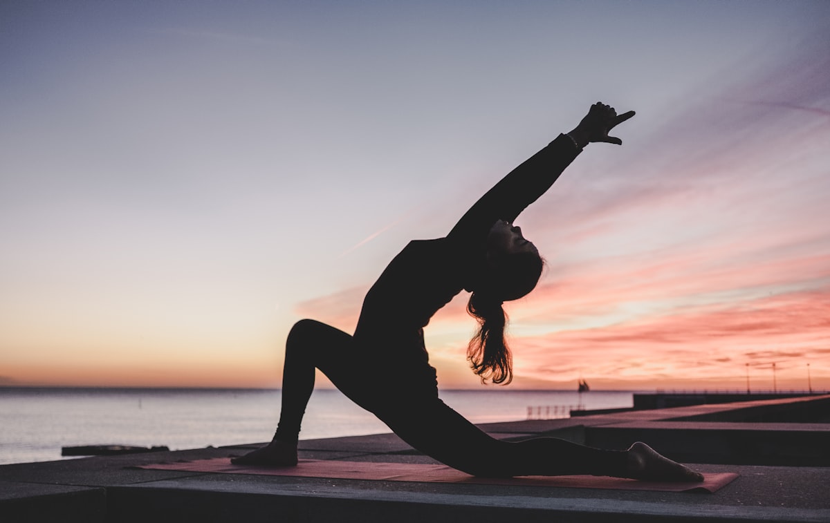Practicante de yoga al atardecer